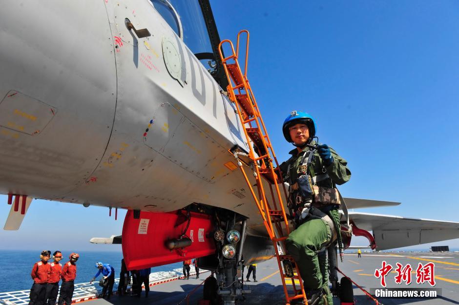 Novos pilotos da Marinha chinesa fazem testes de voo em porta-avi?es