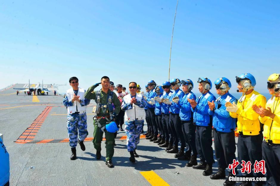 Novos pilotos da Marinha chinesa fazem testes de voo em porta-avi?es