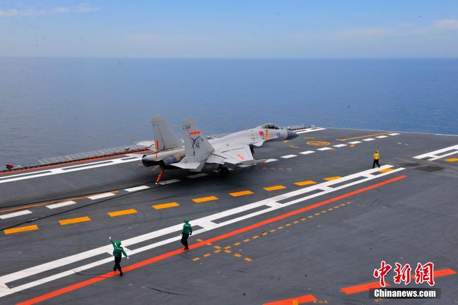 Novos pilotos da Marinha chinesa fazem testes de voo em porta-avi?es