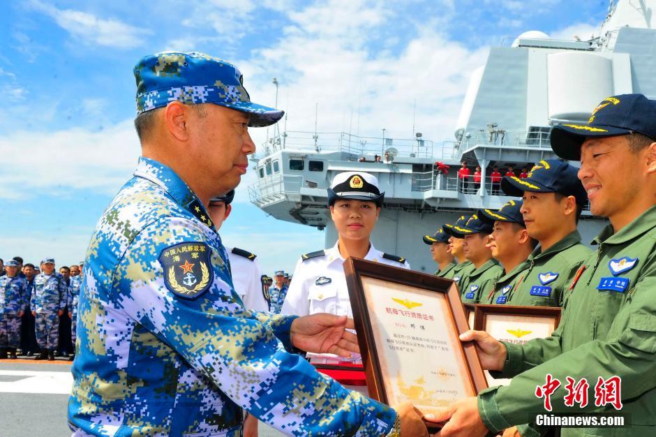 Novos pilotos da Marinha chinesa fazem testes de voo em porta-avi?es