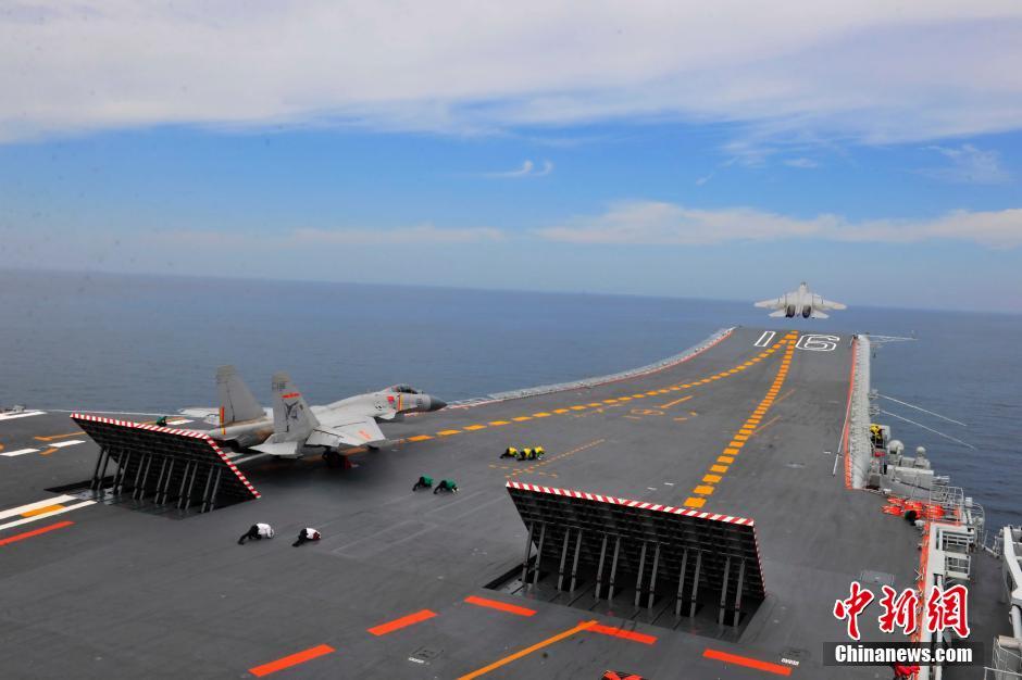 Novos pilotos da Marinha chinesa fazem testes de voo em porta-avi?es