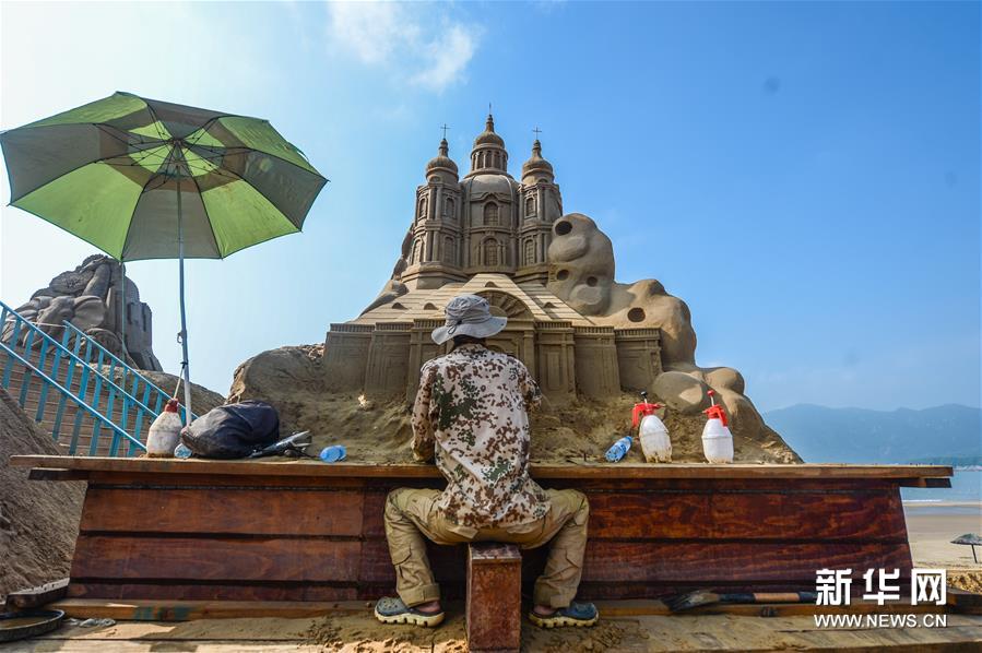 Exposi??o de esculturas em areia recebe chegada do G20