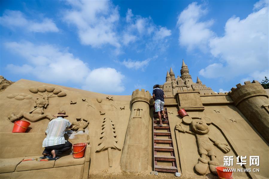 Exposi??o de esculturas em areia recebe chegada do G20