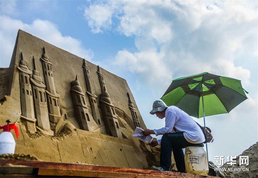 Exposi??o de esculturas em areia recebe chegada do G20