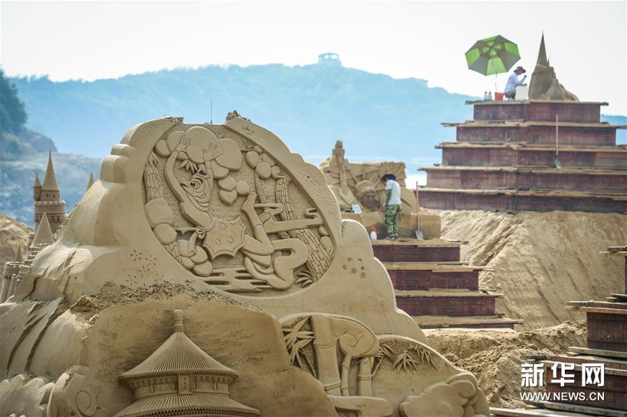 Exposi??o de esculturas em areia recebe chegada do G20