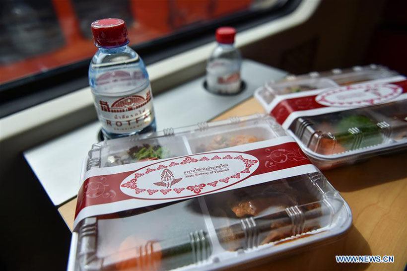 Trem fabricado na China entra em funcionamento na Tailandia