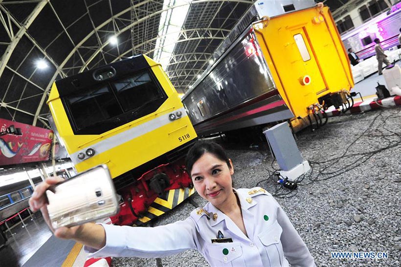 Trem fabricado na China entra em funcionamento na Tailandia