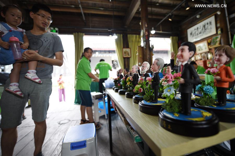 Figuras de barro que caracterizam líderes da Cúpula do G20 em exposi??o em Hangzhou