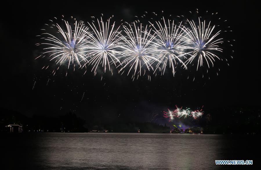 Fogos-de-artifício iluminam Lago do Oeste em Hangzhou