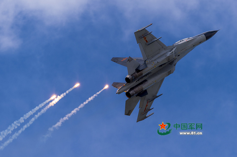 For?a Aérea da China realiza exercício militar aberto ao público na província de Liaoning