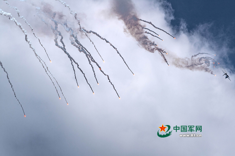 For?a Aérea da China realiza exercício militar aberto ao público na província de Liaoning