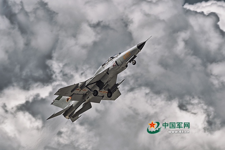 For?a Aérea da China realiza exercício militar aberto ao público na província de Liaoning