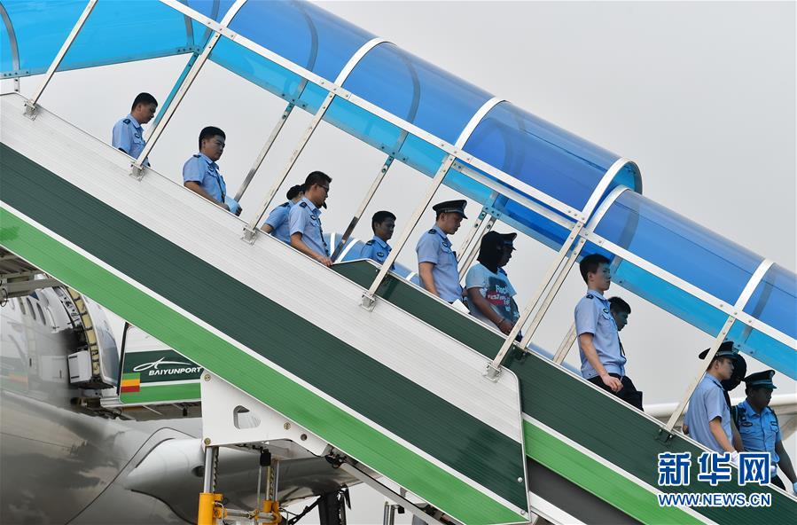 129 suspeitos chineses de fraude de telecomunica??o s?o repatriados da Armênia