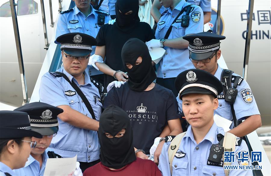 129 suspeitos chineses de fraude de telecomunica??o s?o repatriados da Armênia