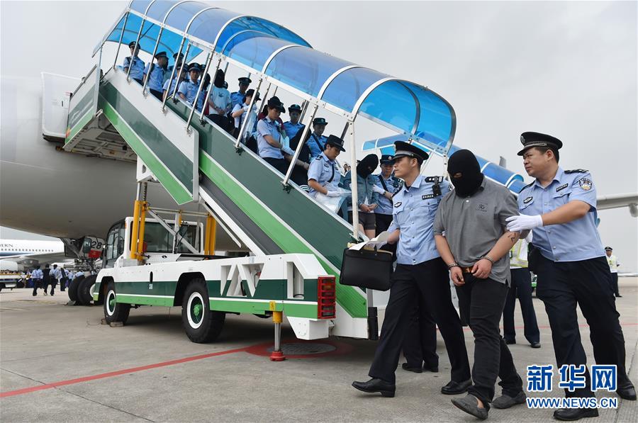 129 suspeitos chineses de fraude de telecomunica??o s?o repatriados da Armênia