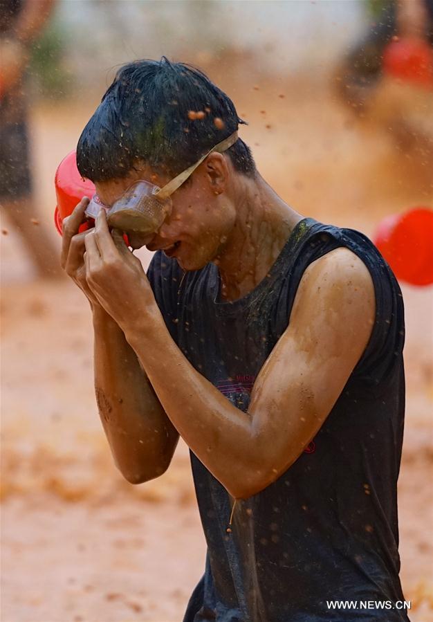 Piscina de lama improvisada na província de Jiangxi proporciona momentos de divers?o aos visitantes