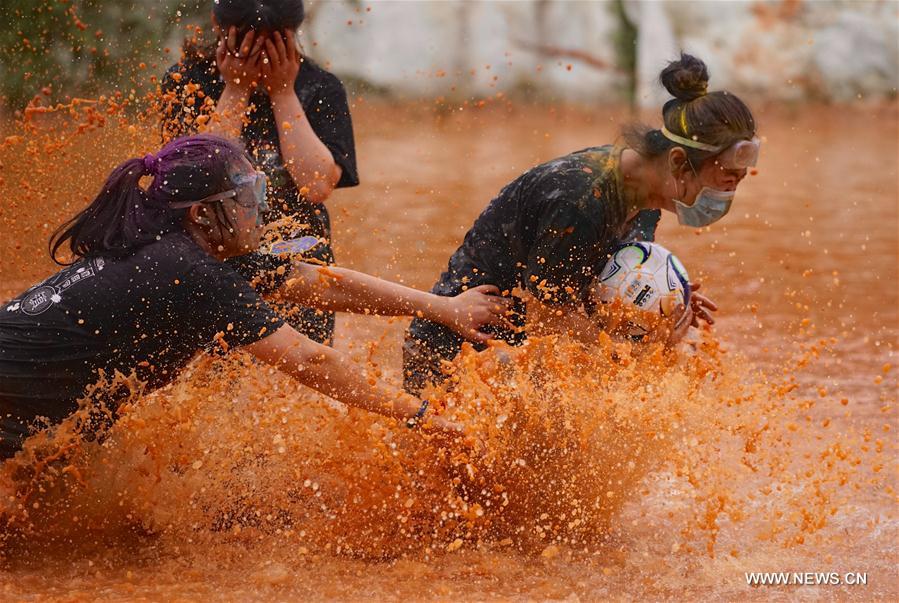 Piscina de lama improvisada na província de Jiangxi proporciona momentos de divers?o aos visitantes