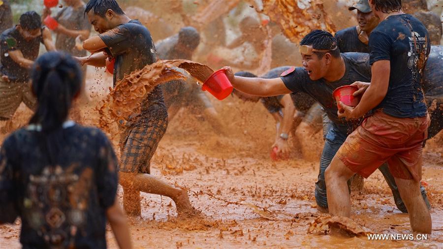 Piscina de lama improvisada na província de Jiangxi proporciona momentos de divers?o aos visitantes