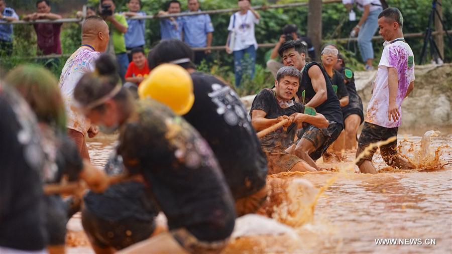 Piscina de lama improvisada na província de Jiangxi proporciona momentos de divers?o aos visitantes