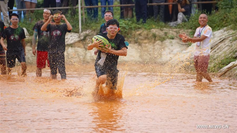 Piscina de lama improvisada na província de Jiangxi proporciona momentos de divers?o aos visitantes