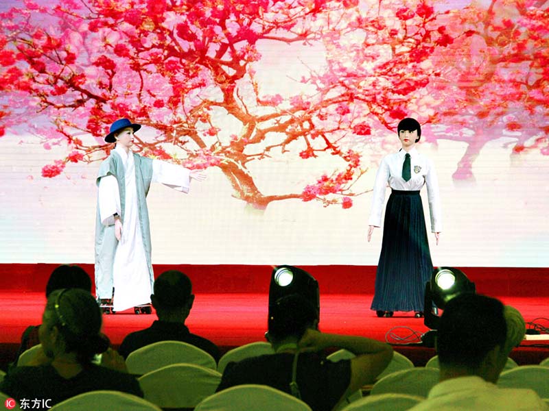 Rob?s inteligentes atraem visitantes na exposi??o em Nanjing