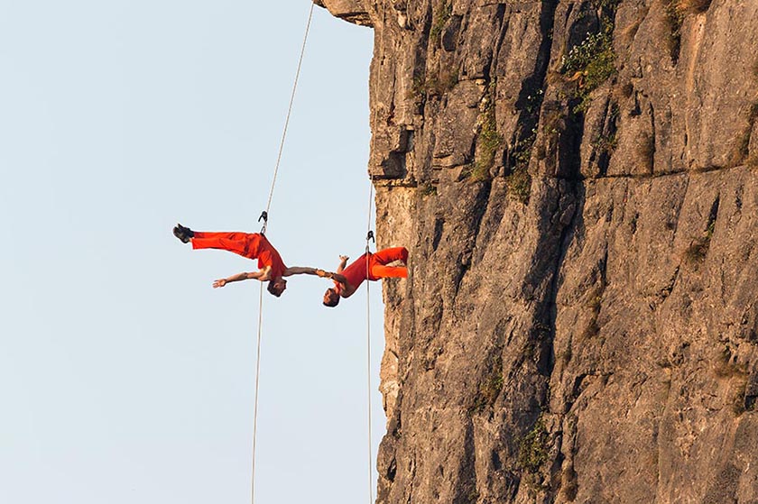 Bailarinos norte-americanos dan?am em penhasco nas Montanhas Tianmen