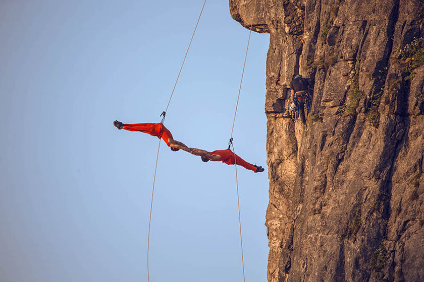 Bailarinos norte-americanos dan?am em penhasco nas Montanhas Tianmen