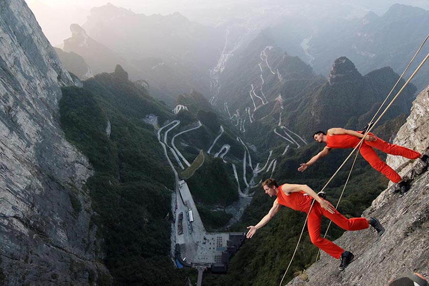 Bailarinos norte-americanos dan?am em penhasco nas Montanhas Tianmen