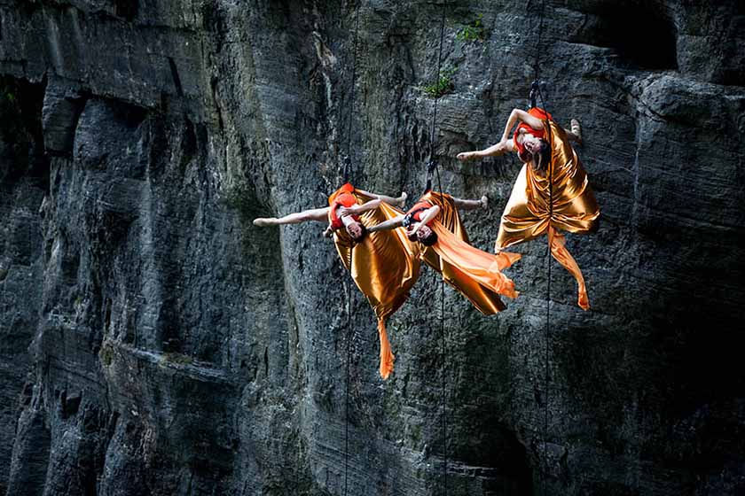 Bailarinos norte-americanos dan?am em penhasco nas Montanhas Tianmen