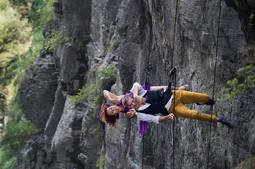 Bailarinos norte-americanos dan?am em penhasco nas Montanhas Tianmen