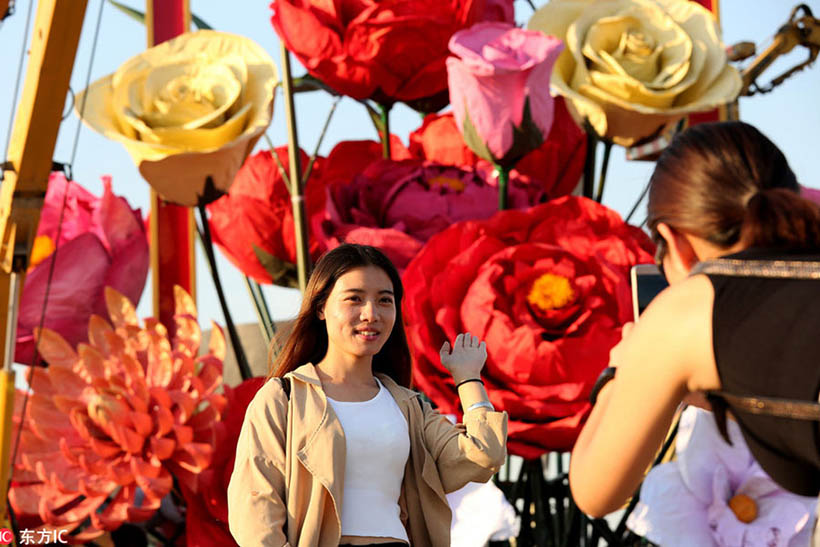 Flores artificiais decoram Pra?a Tian’anmen para celebrar a chegada do Dia Nacional