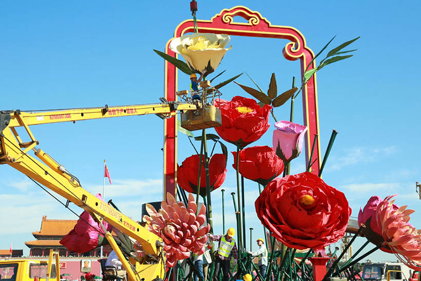 Flores artificiais decoram Pra?a Tian’anmen para celebrar a chegada do Dia Nacional