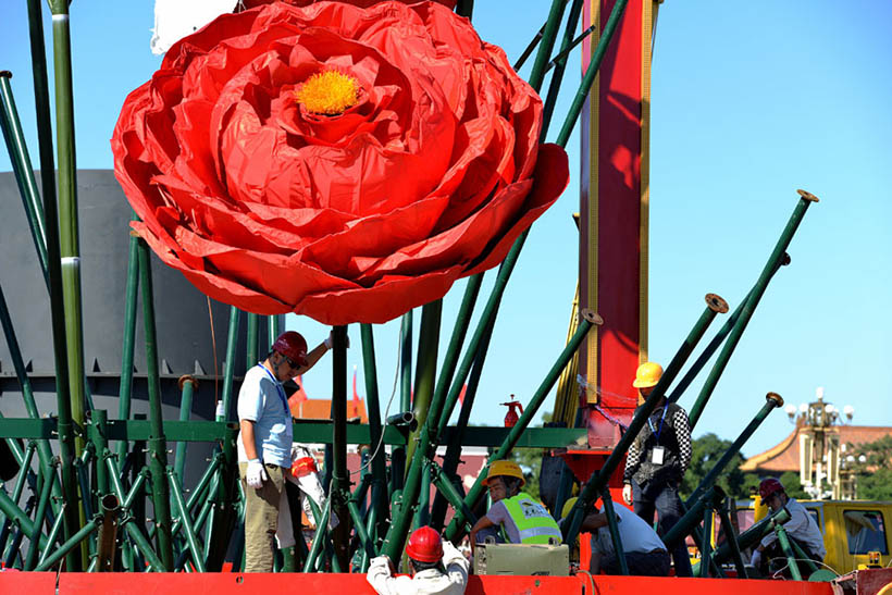 Flores artificiais decoram Pra?a Tian’anmen para celebrar a chegada do Dia Nacional