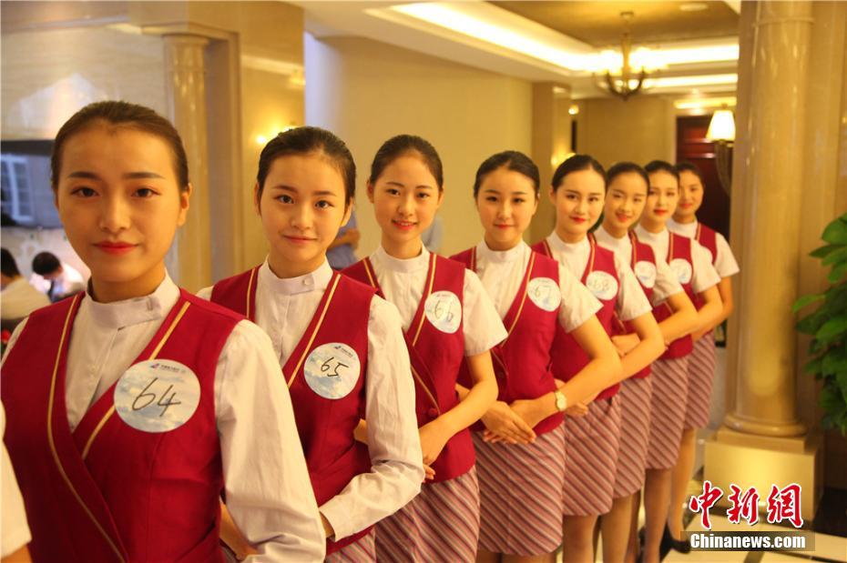 Estudantes chinesas competem por vagas de aeromo?a em Sichuan