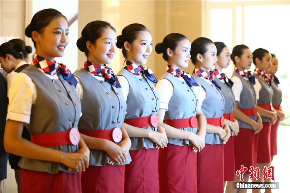 Estudantes chinesas competem por vagas de aeromo?a em Sichuan