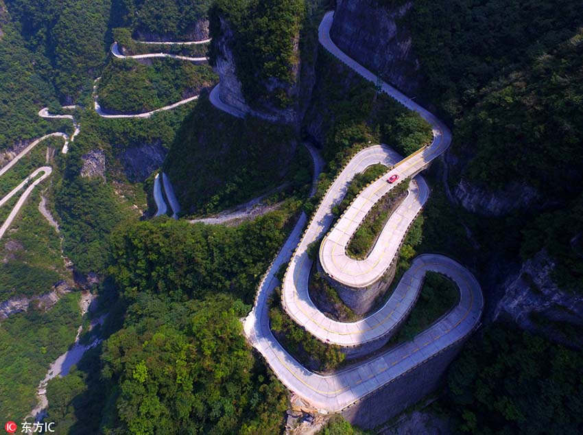 Italiano estabelece novo recorde com a Ferrari na “estrada milagre” na China