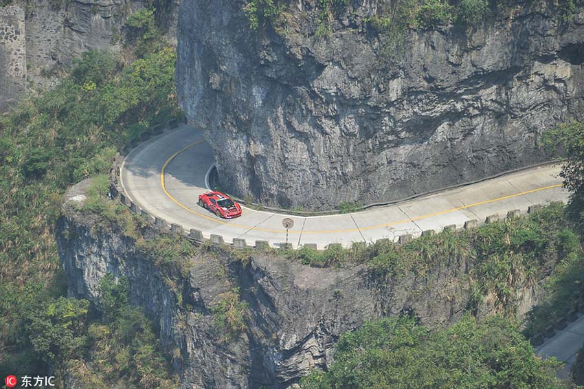 Italiano estabelece novo recorde com a Ferrari na “estrada milagre” na China