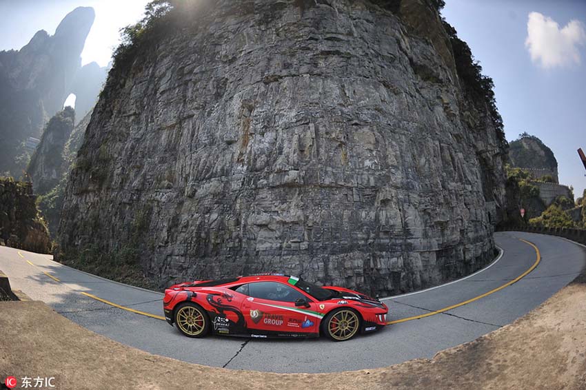 Italiano estabelece novo recorde com a Ferrari na “estrada milagre” na China