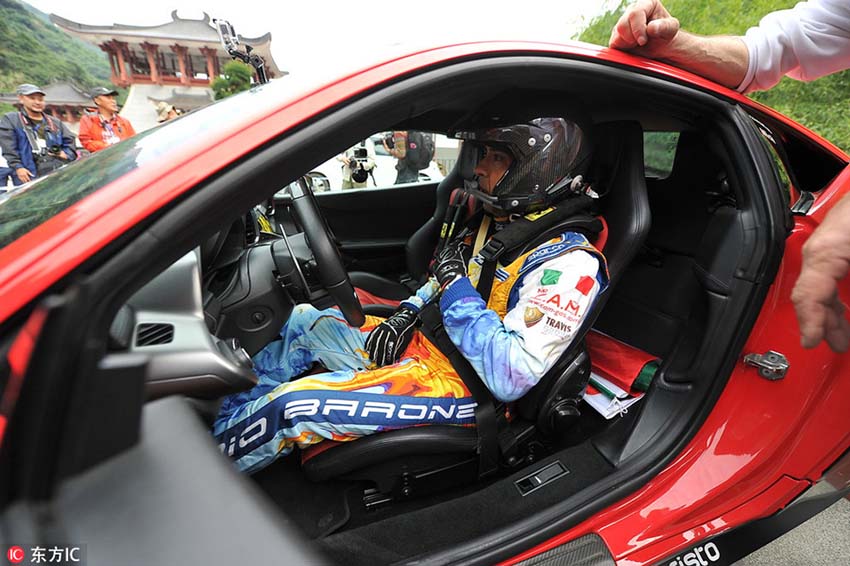 Italiano estabelece novo recorde com a Ferrari na “estrada milagre” na China