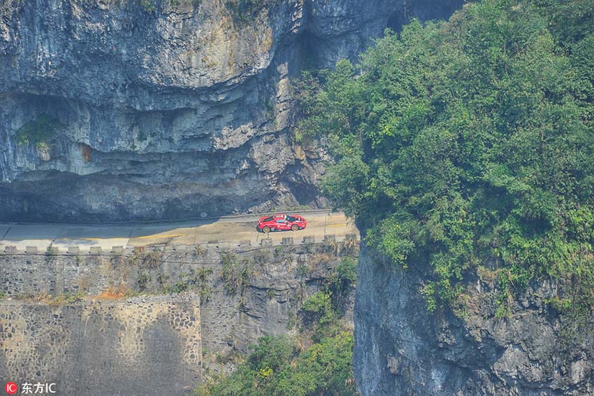 Italiano estabelece novo recorde com a Ferrari na “estrada milagre” na China