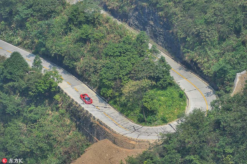 Italiano estabelece novo recorde com a Ferrari na “estrada milagre” na China