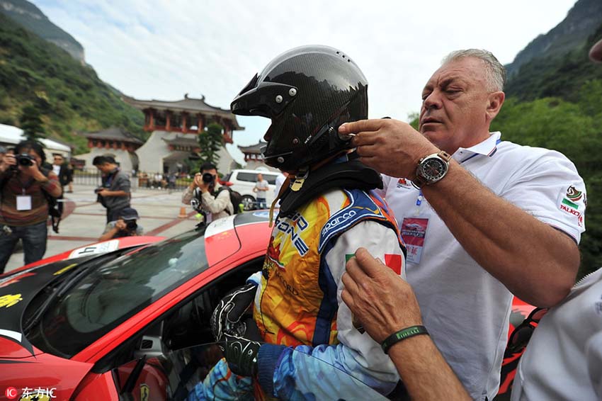 Italiano estabelece novo recorde com a Ferrari na “estrada milagre” na China