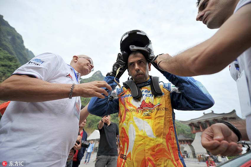 Italiano estabelece novo recorde com a Ferrari na “estrada milagre” na China