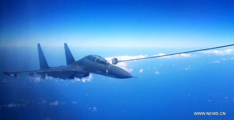 For?a Aérea da China realiza exercício de rotina