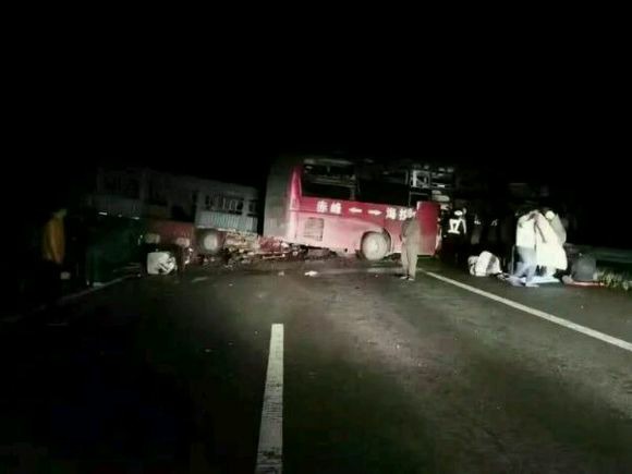 Colis?o de ?nibus e caminh?o mata 12 pessoas no norte da China