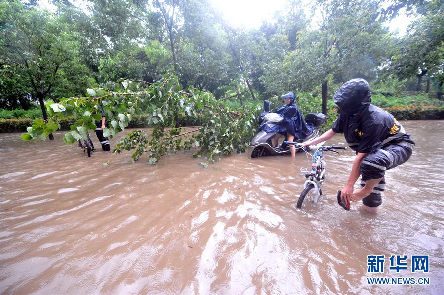 Tuf?o Megi abate-se sobre o sudeste da China