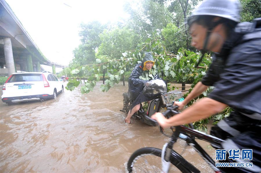 Tuf?o Megi abate-se sobre o sudeste da China