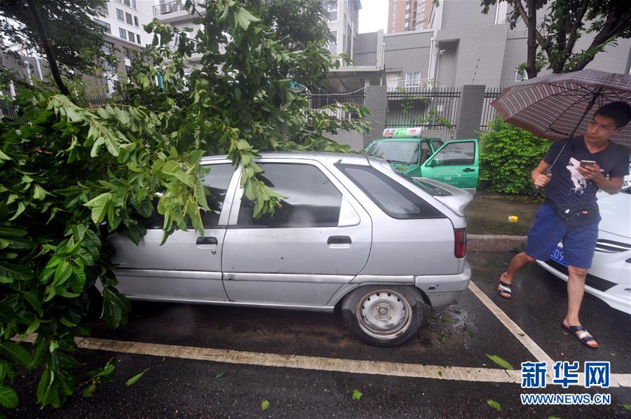Tuf?o Megi abate-se sobre o sudeste da China