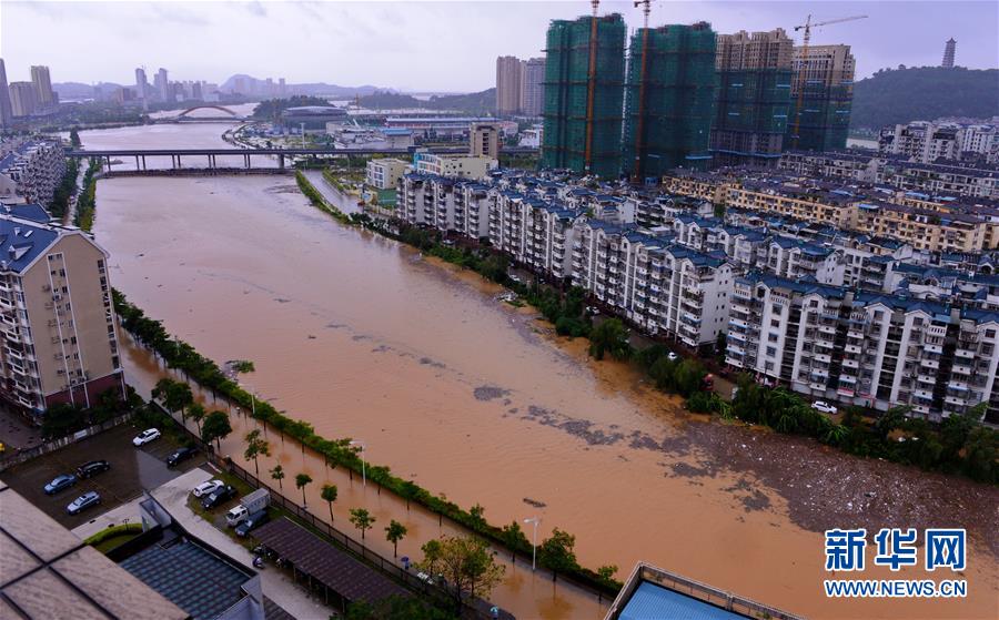 Tuf?o Megi abate-se sobre o sudeste da China