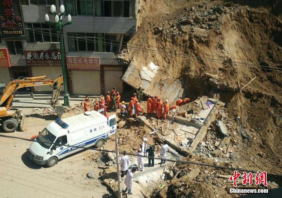 Deslizamento de terra soterra residências no noroeste da China